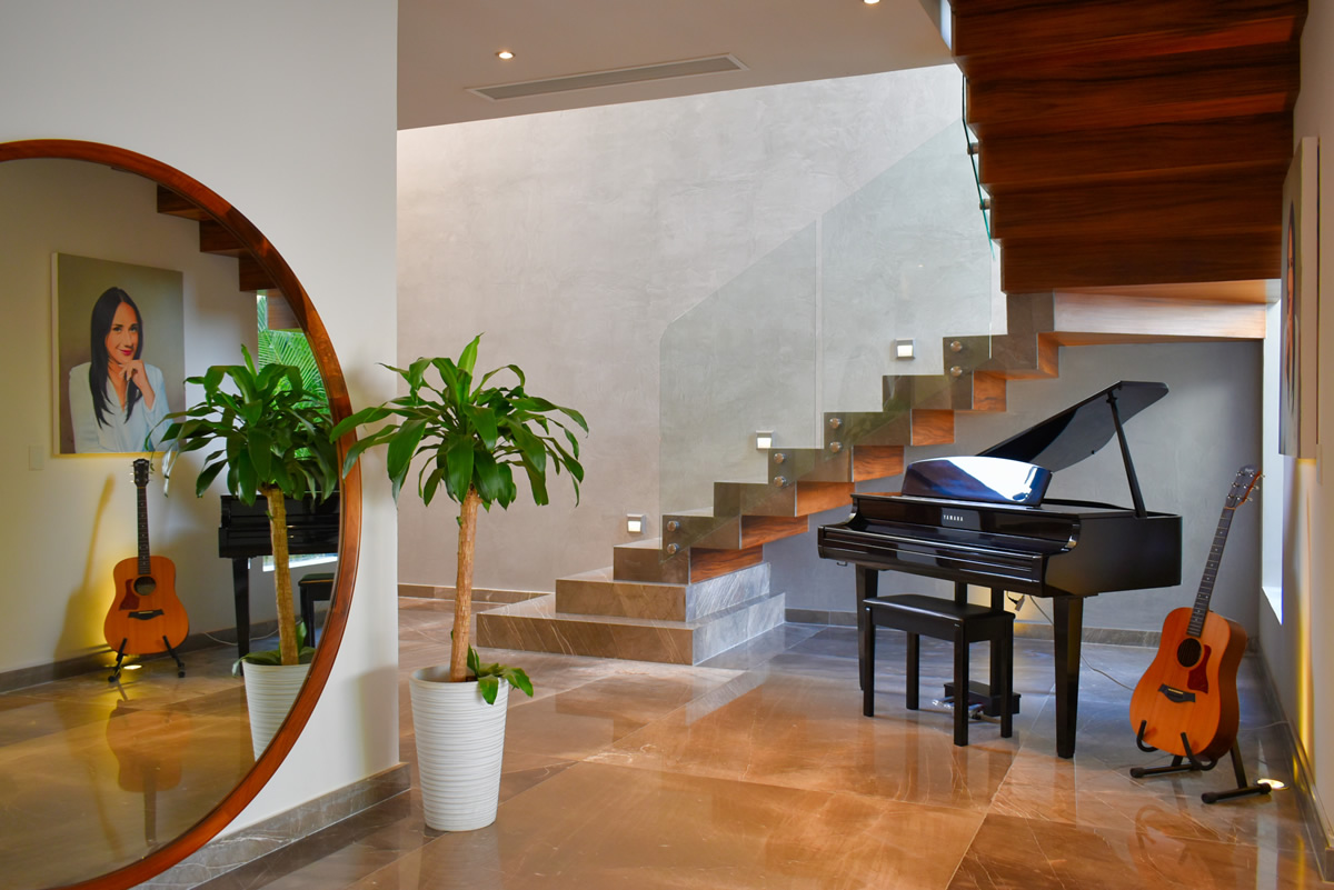 Piano escalera Los Tigres Residencial Casa Moderna en Venta Nuevo Nayarit